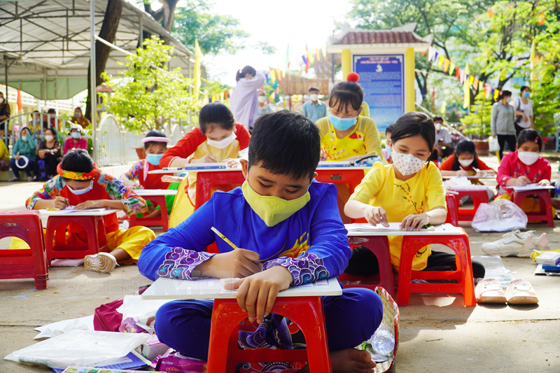 Học sinh tham gia hoạt động ngoại khóa tại Trường Tiểu học Nguyễn Đình Chiểu (Ba Tri). 
