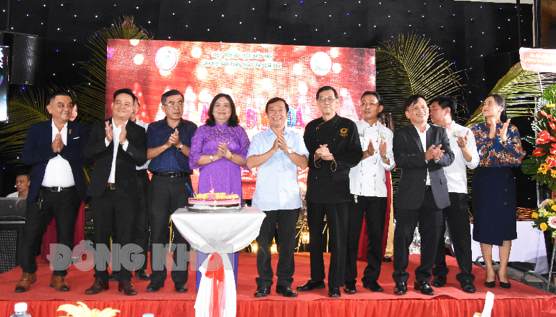 Quyền Bí thư Tỉnh ủy - Chủ tịch HĐND tỉnh Hồ Thị Hoàng Yến đến dự lễ kỷ niệm 1 năm ngày ra mắt Chi hội ẩm thực xứ dừa Bến Tre.