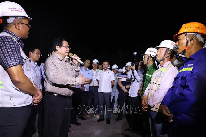 Thủ tướng Phạm Minh Chính giao nhiệm vụ cho các đơn vị thi công cầu Rạch Miễu 2, TP Mỹ Tho, tỉnh Tiền Giang. Ảnh: Dương Giang/TTXVN