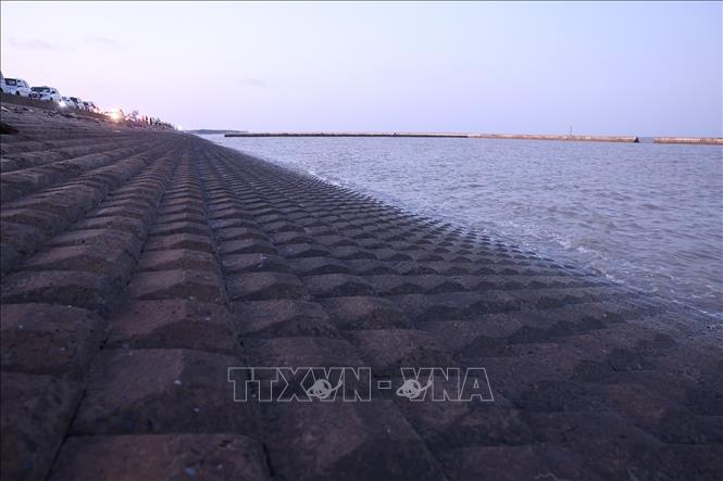 Tuyến đê biển Gò Công có chiều dài khoảng 21 km, từ xã Tân Thành đến thị trấn Vàm Láng, huyện Gò Công Đông, tỉnh Tiền Giang. Ảnh: Dương Giang/TTXVN