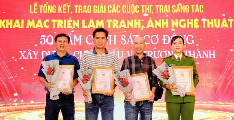 Các tác giả tỉnh Bến Tre tại lễ trao giải cuộc thi ảnh nghệ thuật. Ảnh: CTV