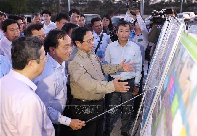 Thủ tướng Phạm Minh Chính khảo sát tuyến đê biển Gò Công, tỉnh Tiền Giang. Ảnh: Dương Giang/TTXVN