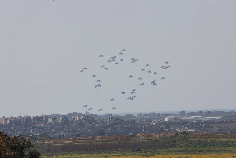 Ai Cập và UAE tiếp tục thả hàng viện trợ nhân đạo xuống Bắc Gaza Hàng viện trợ nhân đạo được thả từ máy bay xuống cho Dải Gaza. (Ảnh: THX/TTXVN))