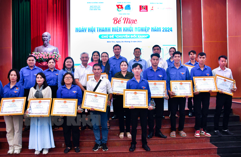 Trao giấy khen cho các mô hình kinh tế hiệu quả.