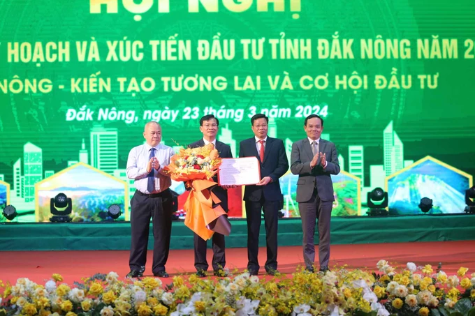 Phó thủ tướng Trần Lưu Quang trao Quyết định Công bố quy hoạch tỉnh Đắk Nông thời kỳ 2021-2030, tầm nhìn đến năm 2050. Ảnh: MAI CƯỜNG