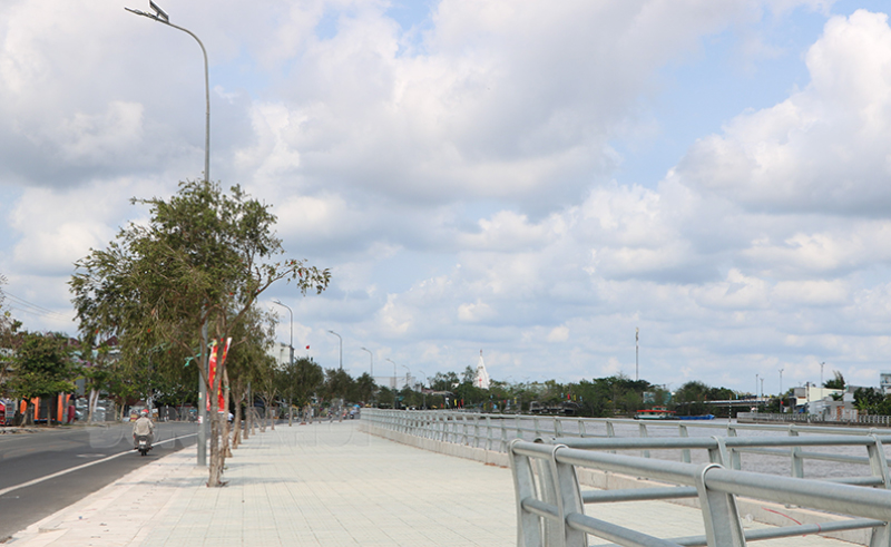 Một góc công trình kè chống xói lở bờ sông Mỏ Cày.