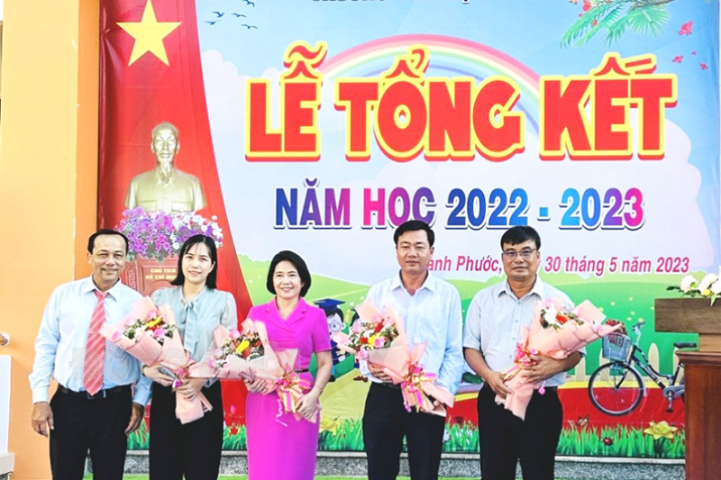 Tích cực hỗ trợ cho an sinh xã hội địa phương Ông Nguyễn Văn Nhớ (bìa phải) trong ngày tổng kết năm học tại Trường Tiểu học Võ Văn Lân.