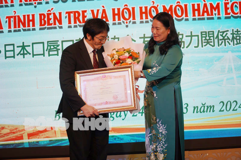 Phó chủ tịch UBND tỉnh Nguyễn Thị Bé Mười trao bằng khen của Chính phủ cho cá nhân 