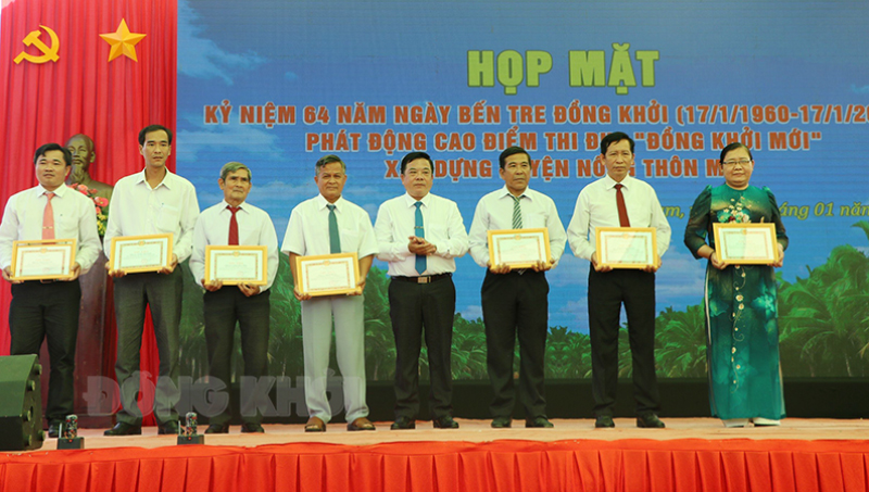 Huyện ủy Mỏ Cày Nam khen thưởng cho các cá nhân có thành tích xuất sắc qua 3 năm thực hiện Chỉ thị số 01-CT/TU của Ban Thường vụ Tỉnh ủy.