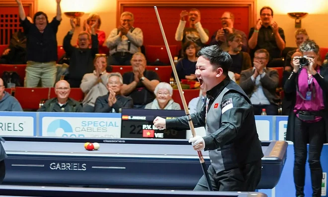 Việt Nam giành chức vô địch billiard carom 3 băng đồng đội thế giới Bao Phương Vinh ăn mừng sau pha đánh cuối cùng.