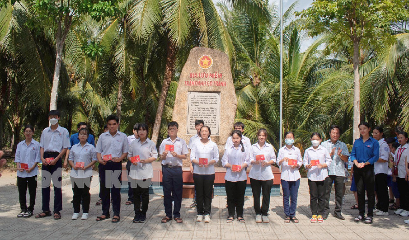 Kết nạp Đoàn viên ưu tú của lớp đoàn viên kỷ niên 110 năm ngày sinh Lý Tự Trọng tại Khu di tích Gò Tranh.