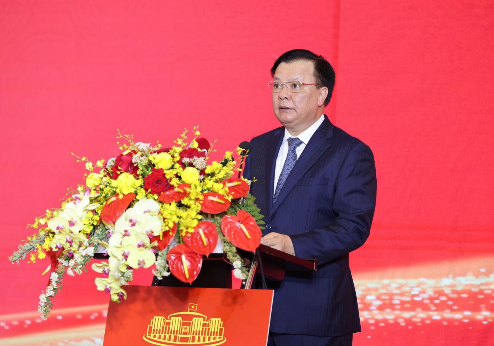 Năm 2024 là năm ‘tăng tốc’ thực hiện các mục tiêu Nghị quyết Đại hội XIII của Đảng Bí thư Thành ủy, Trưởng Đoàn ĐBQH thành phố Hà Nội Đinh Tiến Dũng phát biểu chào mừng hội nghị. Ảnh: QH