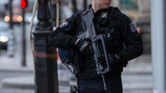 Cảnh sát Pháp trang bị vũ trang tuần tra tại Paris. Ảnh: Getty Images