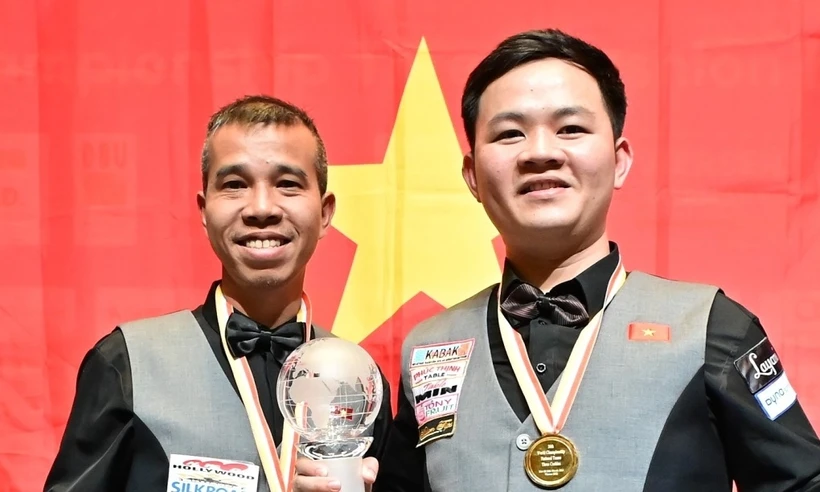 Việt Nam giành chức vô địch billiard carom 3 băng đồng đội thế giới Hai cơ thủ Quyết Chiến và Phương Vinh giành chức vô địch. (Nguồn: Billard1)
