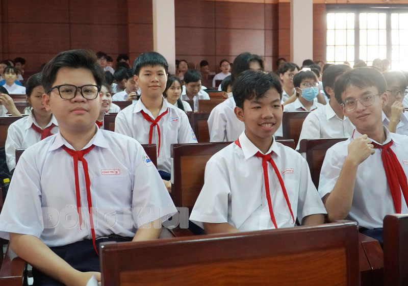 Điểm mới trong kỳ thi tuyển sinh lớp 10 THPT chuyên năm 2024 Học sinh THCS tham gia tư vấn tuyển sinh khối chuyên tại Trường THPT Chuyên Bến Tre