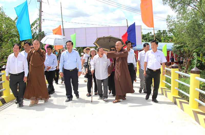 Đại biểu tham quan cầu Cồn Dơi, xã Phú Đức, do Ủy ban MTTQ Việt Nam xã vận động đóng góp xây dựng.