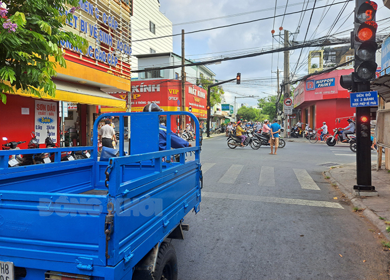 Người tham gia giao thông tuân thủ nghiêm tín hiệu giao thông sẽ góp phần hạn chế tai nạn giao thông.