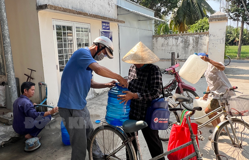  Người dân đến lấy nước ngọt tại Nhà máy nước Lương Phú mang về sử dụng. 