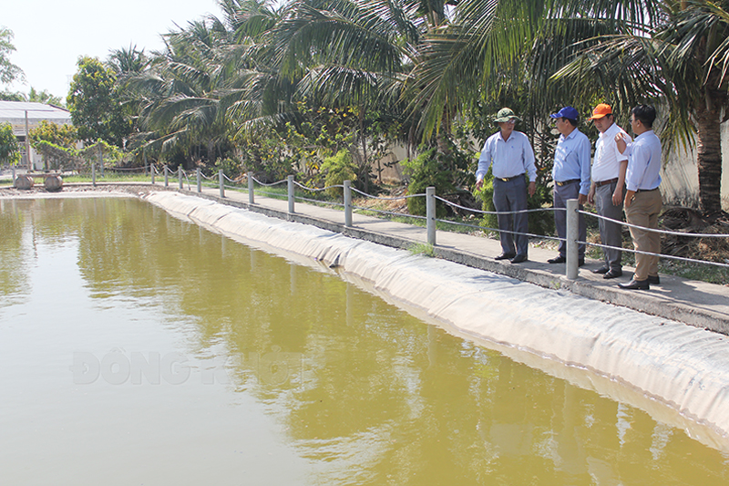 Đoàn khảo sát thực tế về chất lượng nước tại Công ty Sản xuất và Thương Mại N.I.D.