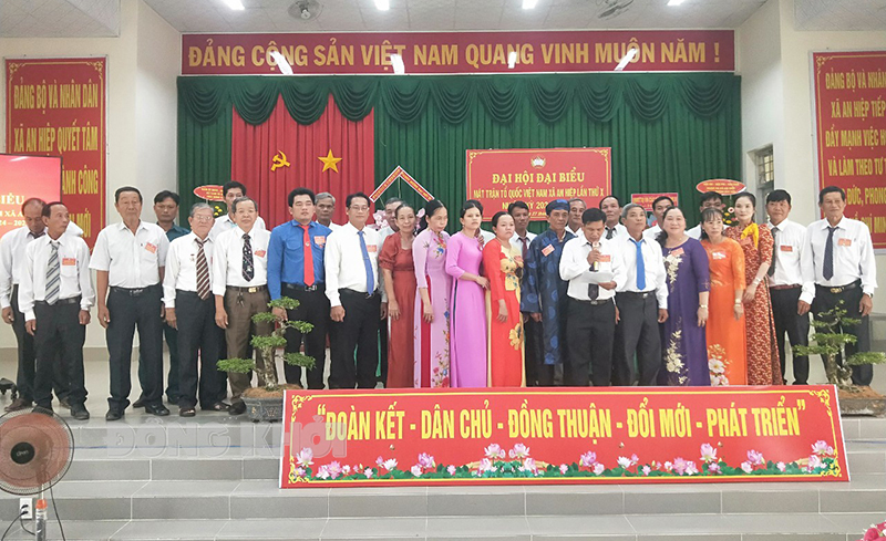 Đại hội đại biểu MTTQ Việt Nam xã Phú Đức nhiệm kỳ 2024 - 2029 Ủy ban MTTQ nhiệm kỳ mới ra mắt và hạ quyết tâm trước đại hội. Ảnh: Đào Văn Bình.