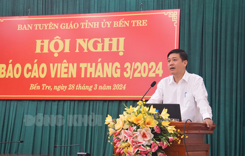 Hội nghị báo cáo viên tháng 3-2024 Phó trưởng Ban Tuyên giáo Tỉnh ủy Võ Thành Đô báo cáo các chuyên đề tại hội nghị.