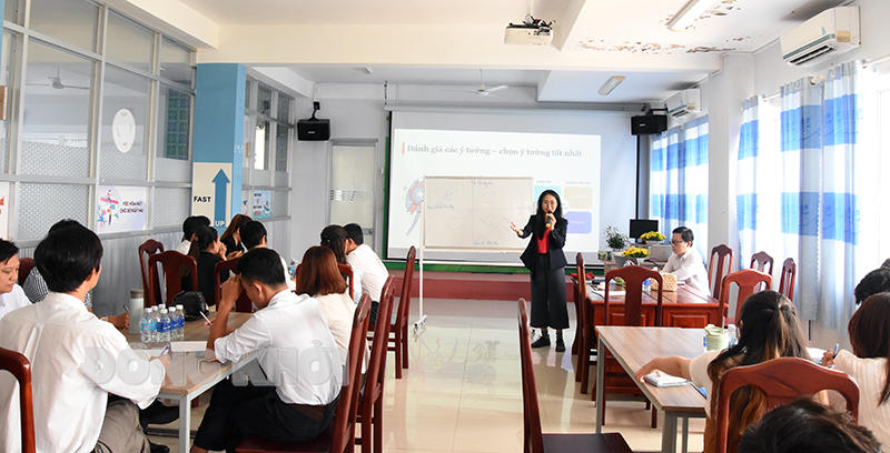 Gặp gỡ mạng lưới cố vấn khởi nghiệp tỉnh Bến Tre Giám đốc Quốc gia của New Energy Nexus Việt Nam Trần Thị Phương Thảo chia sẻ kỹ năng giải quyết vấn đề tại buổi họp mặt khởi nghiệp và gặp gỡ mạng lưới cố vấn khởi nghiệp.