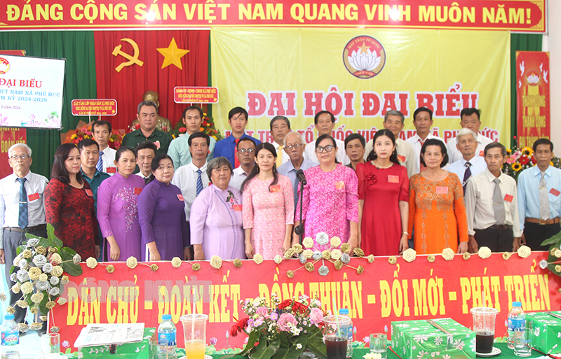Đại hội đại biểu MTTQ Việt Nam xã Phú Đức nhiệm kỳ 2024 - 2029 Các thành viên Ủy ban MTTQ Việt Nam xã Phú Đức nhiệm kỳ 2024 - 2029 ra mắt trước Đại hội. Ảnh: Huỳnh Đức.