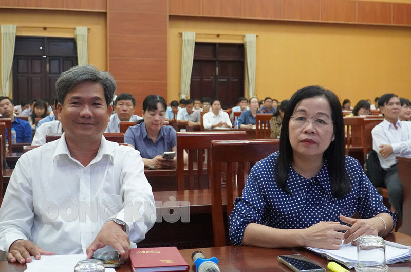 Sơ kết công tác chuyển đổi số ngành giáo dục và đào tạo Giám đốc Sở Giáo dục và Đào tạo La Thị Thúy, Phó giám đốc Sở Giáo dục và Đào tạo Bùi Minh Nhựt dự hội nghị