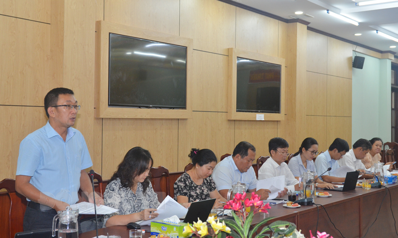 Giám sát công tác quản lý nhà nước về chất lượng nước sinh hoạt của các cơ sở cung cấp nước Phó giám đốc Sở Nông nghiệp và Phát triển nông thôn Bùi Văn Thắm nêu các đề xuất tại buổi giám sát.