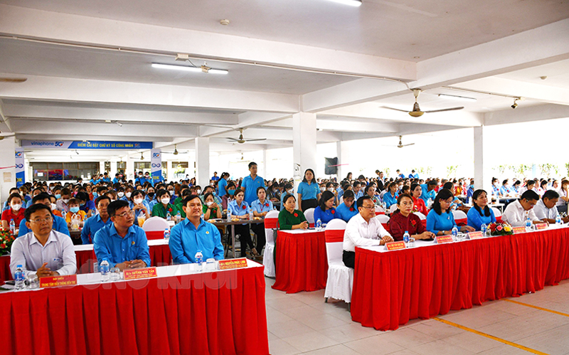 Quan tâm chăm lo cho công nhân, viên chức, lao động Các đại biểu dự họp mặt 8-3 và Ngày Quốc tế hạnh phúc 20-3, tại Công ty TNHH Unisoll Vina, Khu công nghiệp Giao Long. Ảnh: T. Huyền