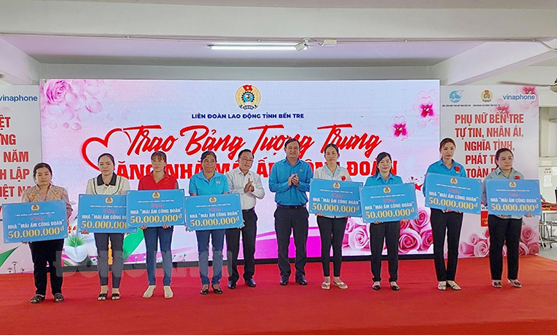 Phó trưởng ban Dân vận Tỉnh ủy Bùi Văn Hản Em và Chủ tịch Liên đoàn Lao động tỉnh Nguyễn Phúc Linh trao nhà “Mái ấm Công đoàn” cho đoàn viên nữ có hoàn cảnh khó khăn.  Ảnh: T. Huyền