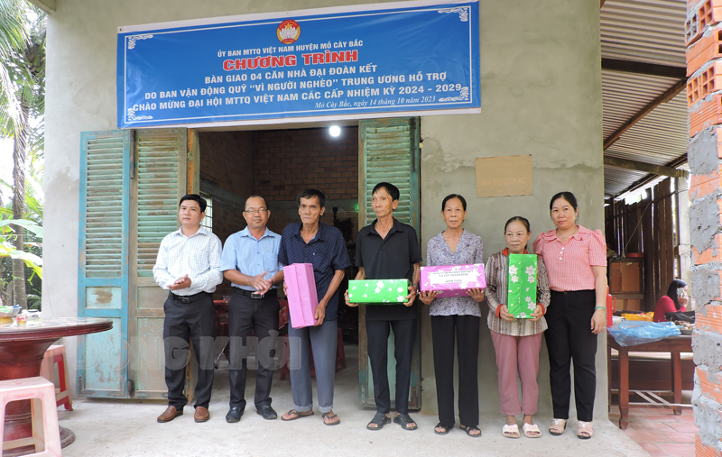 Ủy ban MTTQ Việt Nam huyện Mỏ Cày Bắc sẵn sàng cho đại hội điểm Tặng quà và bàn giao nhà “Đại đoàn kết” tại xã Thành An, công trình chào mừng Đại hội MTTQ Việt Nam các cấp nhiệm kỳ 2024 - 2029.