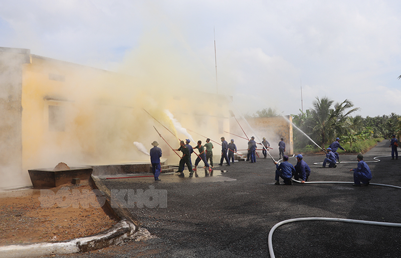 Chủ động với công tác phòng chống cháy nổ mùa khô Cán bộ, chiến sĩ Đại đội Kho, Phòng Hậu cần - Kỹ thuật luyện tập các phương án phòng cháy, chữa cháy.