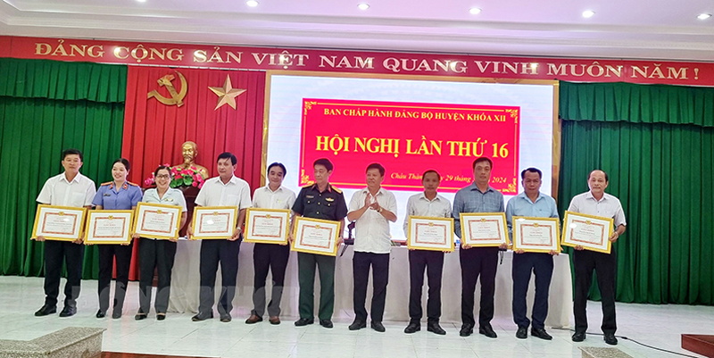 Châu Thành sơ kết tình hình thực hiện Nghị quyết quý I năm 2024 Trao giấy khen cho các tổ chức cơ sở đảng đạt tiêu chuẩn hoàn thành xuất sắc nhiệm vụ tiêu biểu.