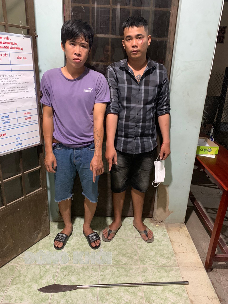 Long (bìa trái) và Phương.