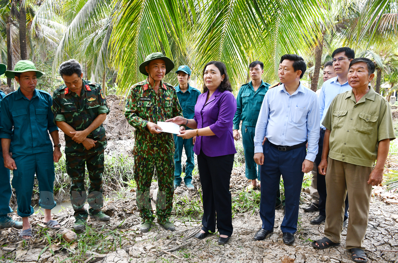 Thăm nơi quy tập hài cốt liệt sĩ ở xã Châu Bình Quyền bí thư Tỉnh ủy - Chủ tịch HĐND tỉnh Hồ Thị Hoàng Yến, Phó bí thư Thường trực Tỉnh ủy Trần Thanh Lâm thăm và trao quà cho lực lượng tìm kiếm hài cốt liệt sĩ.