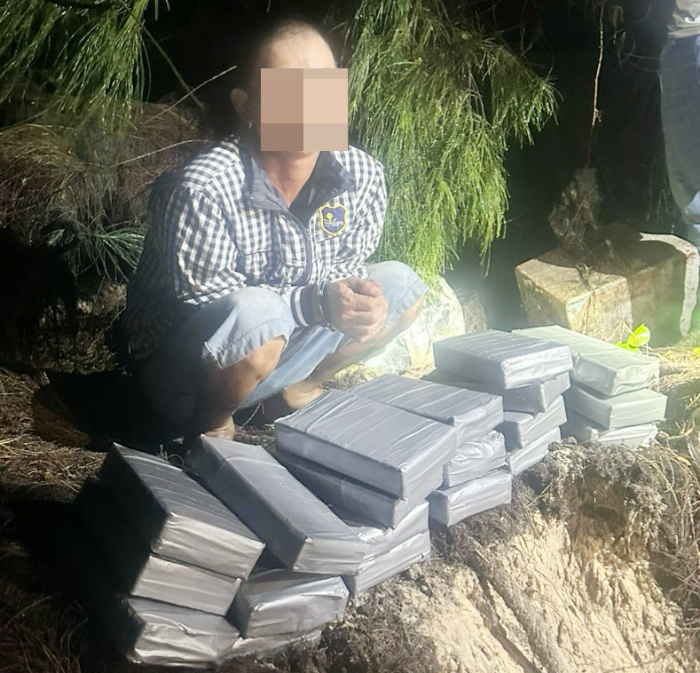 Công an Vũng Tàu thu giữ 22kg nghi ma túy Đối tượng Th.T. chỉ nơi cất giấu bao tải chứa ma túy nghi là Cocaine