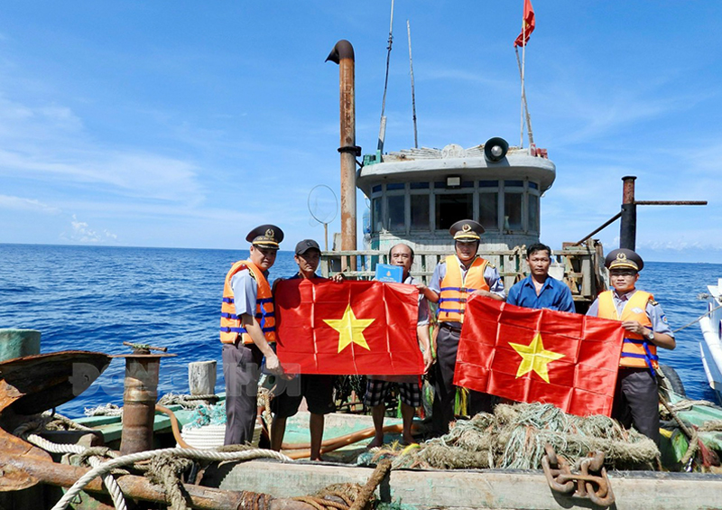 Tuyên truyền, phổ biến pháp luật và hỗ trợ cho ngư dân ta trên biển. 