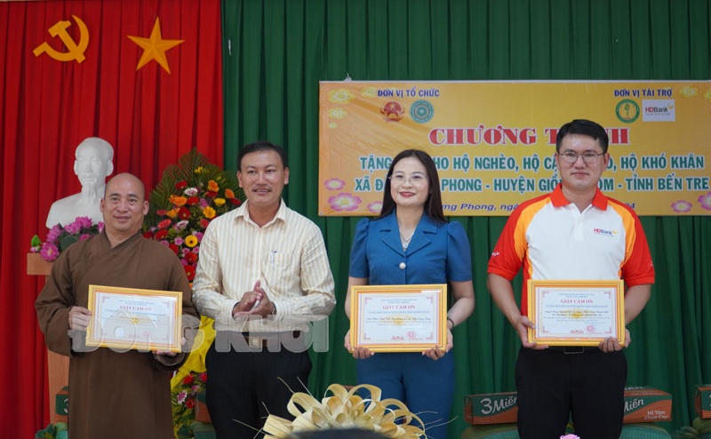 Đại diện đơn vị tài trợ nhận thư cảm ơn của lãnh đạo xã Hưng Phong