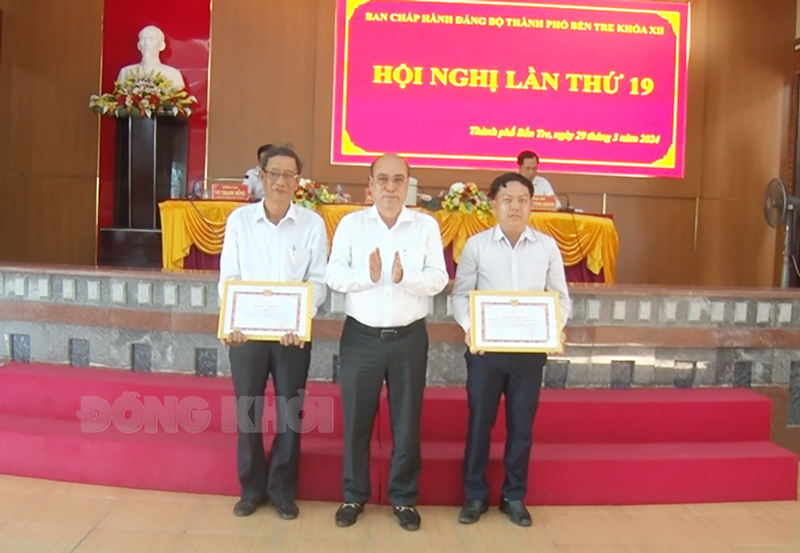 Thành ủy sơ kết tình hình thực hiện Nghị quyết quý I năm 2024 Bí thư Thành ủy Nguyễn Văn Tuấn trao giấy khen cho tập thể, cá nhân tiêu biểu phong trào thi đua Đồng Khởi mới.