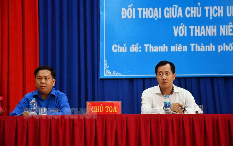 Chủ trì buổi đối thoại.