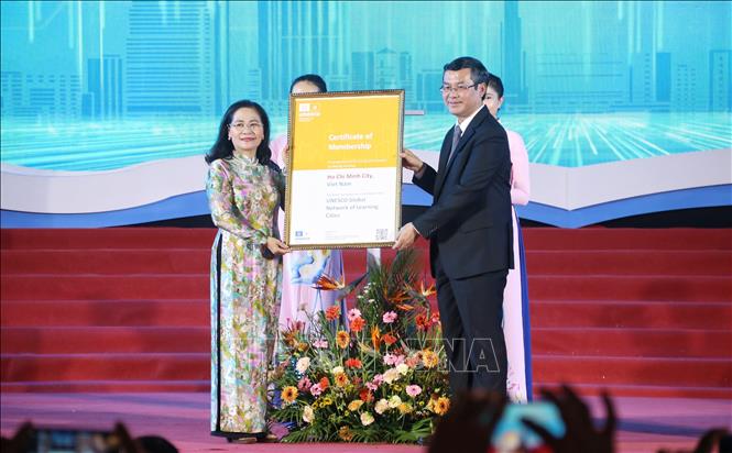 Lễ trao chứng nhận của UNESCO công nhận Thành phố Hồ Chí Minh là thành viên mạng lưới thành phố học tập toàn cầu.