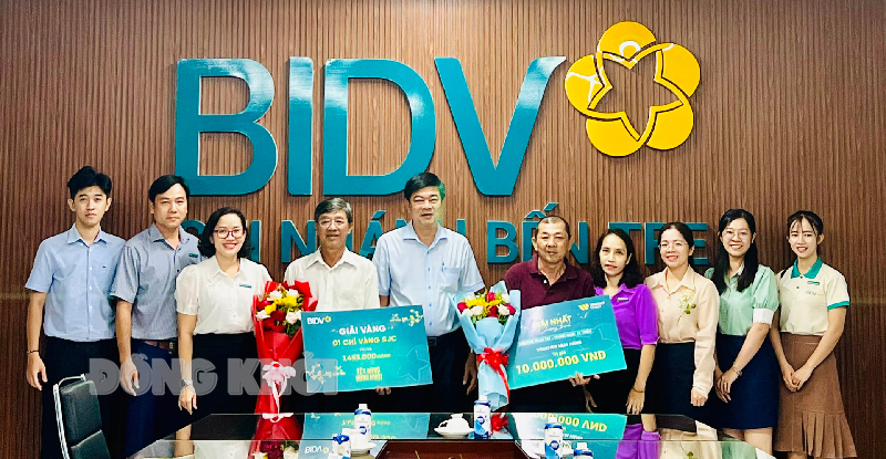 Trao thưởng cho các khách hàng may mắn đạt giải chương trình. Ảnh: CTV.