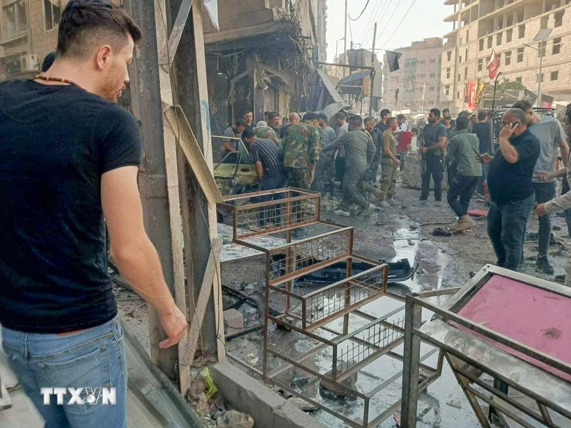 Hiện trường vụ nổ bom tại thị trấn Sayyida Zeinab, ngoại ô Damascus, Syria, ngày 27-7-2023. Ảnh: AFP/TTXVN