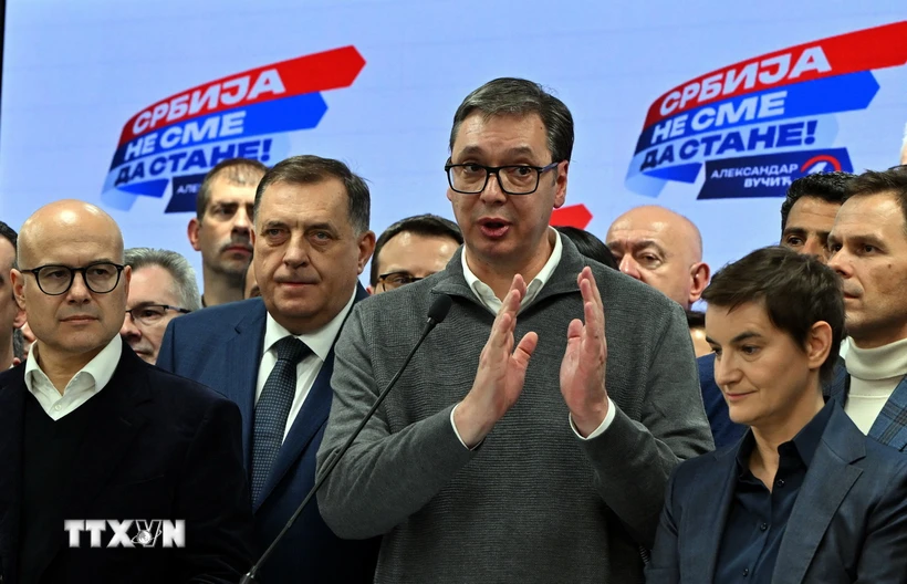 Tổng thống Serbia Aleksandar Vucic (giữa) phát biểu với báo giới tại trụ sở đảng Tiến bộ Serbia (SNS) ở Belgrade, ngày 17-12-2023. Ảnh: AFP/TTXVN