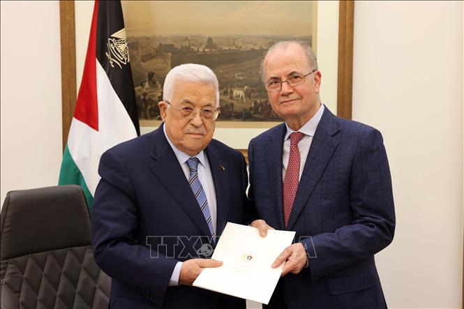 Tổng thống Palestine Mahmoud Abbas (trái) trao quyết định bổ nhiệm ông Mohammed Mustafa làm Thủ tướng mới, tại thành phố Ramallah (Bờ Tây), ngày 14-3-2024. Ảnh: THX/TTXVN