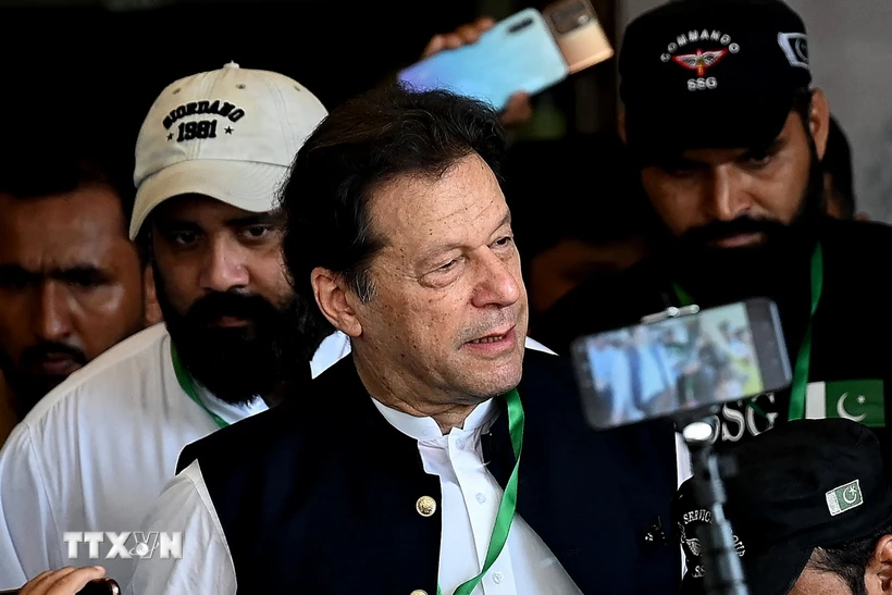 Cựu Thủ tướng Pakistan Imran Khan (giữa) rời khỏi tòa án tối cao ở Islamabad ngày 26-7-2023. (Ảnh: AFP/TTXVN)