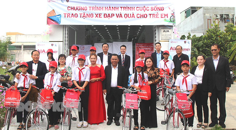 Trao tặng 60 xe đạp và quà cho học sinh có hoàn cảnh khó khăn trên địa bàn TP. Bến Tre Đại biểu trao tặng xe đạp, quà cho học sinh.