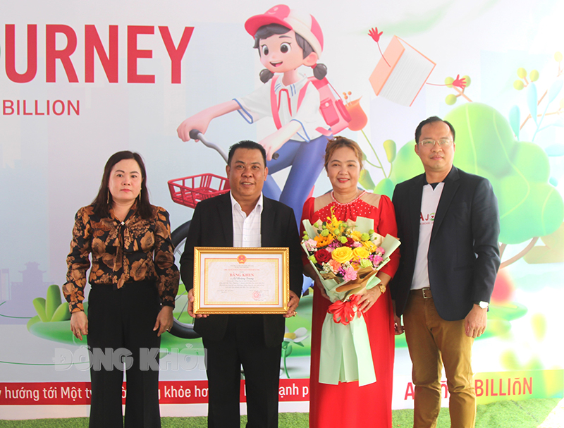 Trao tặng 60 xe đạp và quà cho học sinh có hoàn cảnh khó khăn trên địa bàn TP. Bến Tre Phó giám đốc Sở Lao động - Thương binh và xã hội Đoàn Thị Phúc trao bằng khen của UBND tỉnh cho ông Lê Hoàng Trung, Giám đốc Văn pḥng Tổng đại lý AIA Việt Nam Bến Tre 5.