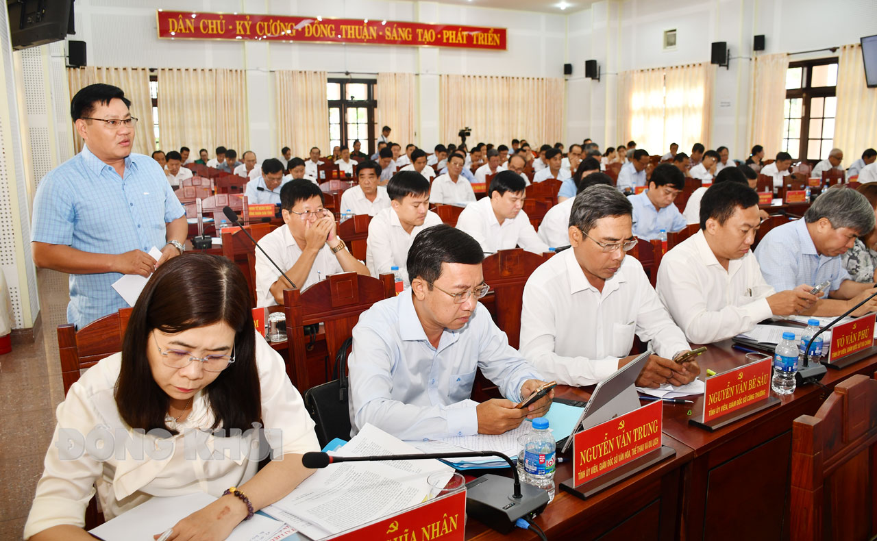 Bí thư Thành ủy Nguyễn Văn Tuấn phát biểu thảo luận.